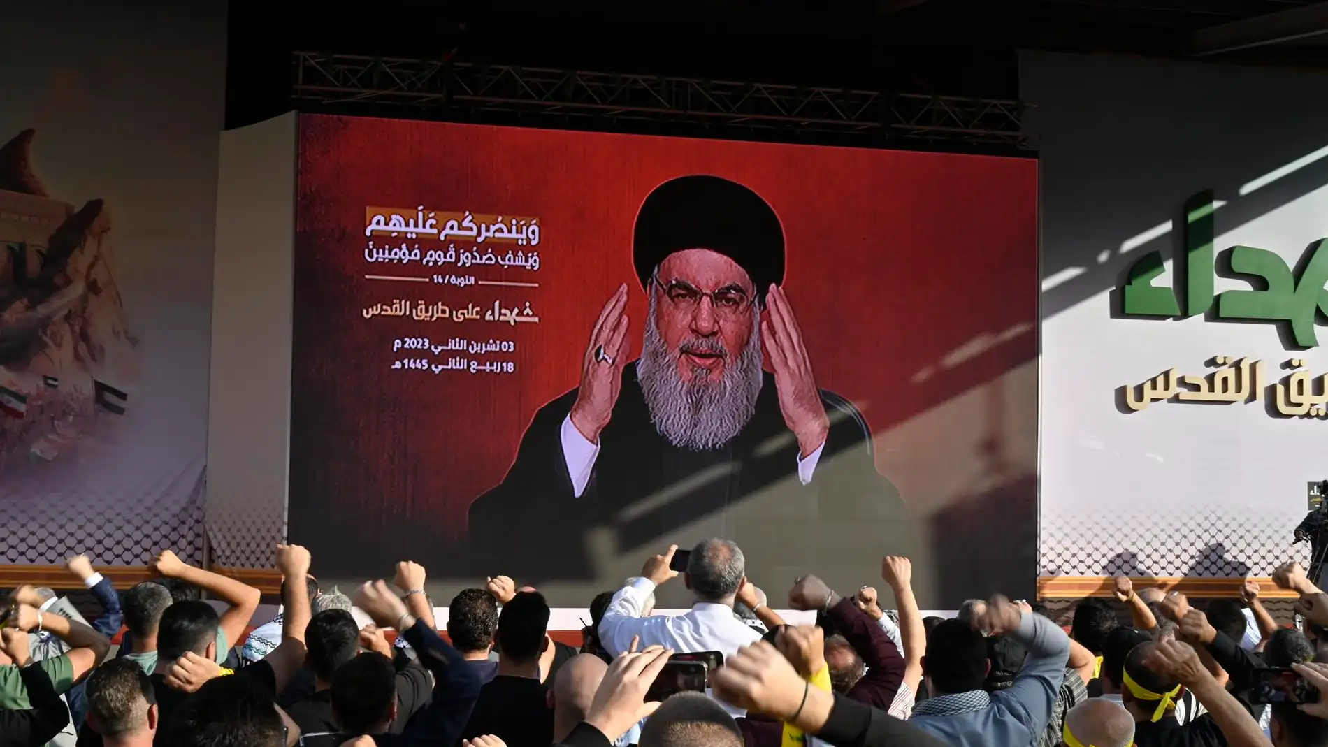 Los partidarios de Hizbulá reaccionan mientras observan en una pantalla el discurso del líder del grupo Hasán Nasrala.