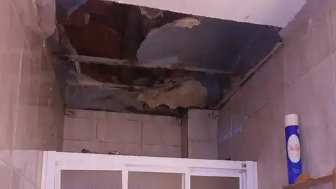 Estado del techo del cuarto de baño de la vecina afectada Estado del techo del cuarto de baño de la vecina afectada