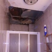 Estado del techo del cuarto de baño de la vecina afectada