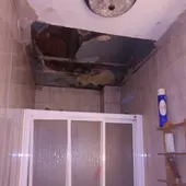Estado del techo del cuarto de baño de la vecina afectada Estado del techo del cuarto de baño de la vecina afectada