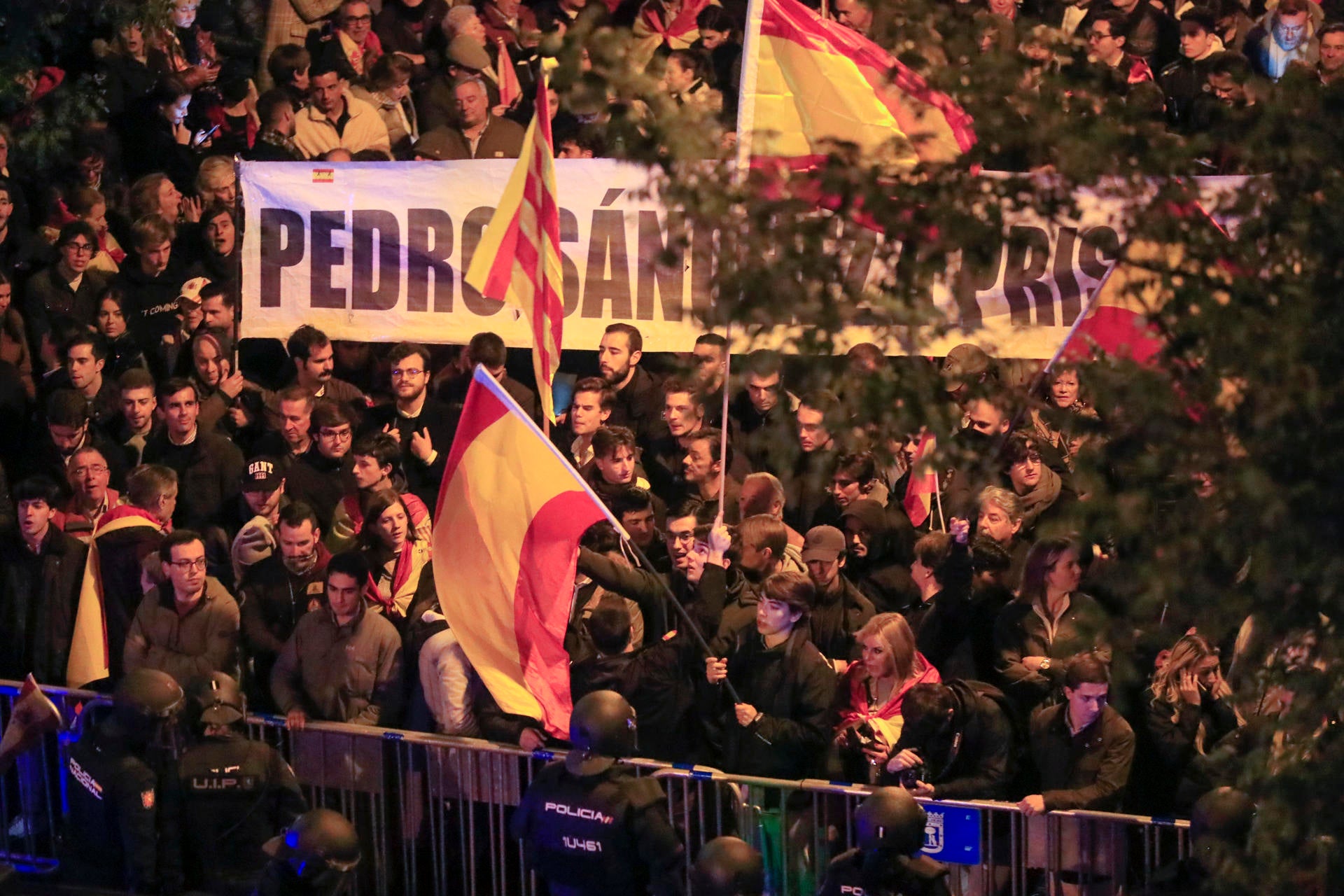 La Policía acordona Ferraz tras una protesta contra la ley de amnistía La Policía acordona Ferraz tras una protesta contra la ley de amnistía