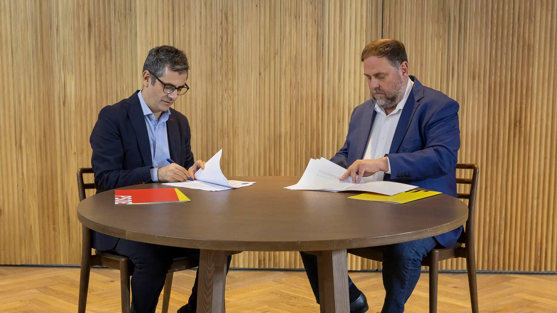 Félix Bolaños y Oriol Junqueras firman el acuerdo para la investidura de Sánchez