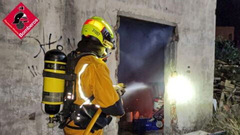 Arde una antigua nave industrial en la Vila Joiosa