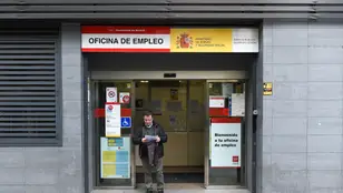 Una persona sale de una oficina del paro en Madrid.