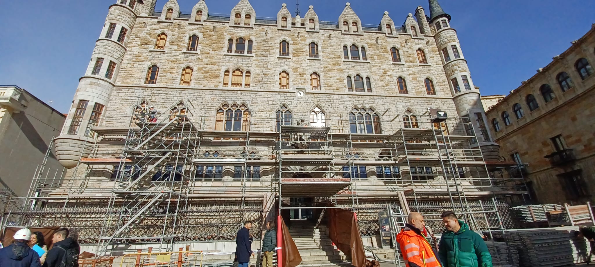 Comienzan las obras para el lavado de cara de las fachadas de Botines Comienzan las obras para el lavado de cara de las fachadas de Botines