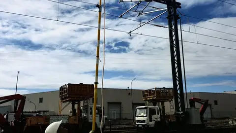 ADIF concluye las pruebas del sistema de electrificación entre Peñas Blancas y Badajoz ADIF concluye las pruebas del sistema de electrificación entre Peñas Blancas y Badajoz