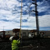 ADIF concluye las pruebas del sistema de electrificación entre Peñas Blancas y Badajoz