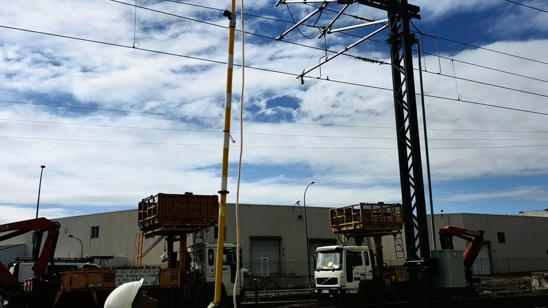 ADIF concluye las pruebas del sistema de electrificación entre Peñas Blancas y Badajoz