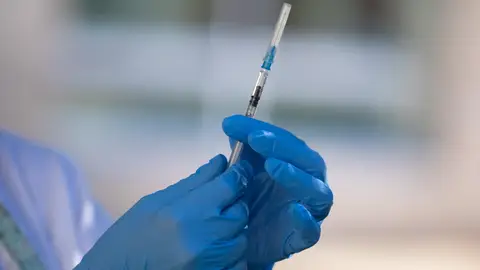 Una sanitaria prepara una vacuna Una sanitaria prepara una vacuna