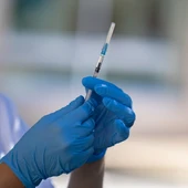 Una sanitaria prepara una vacuna Una sanitaria prepara una vacuna