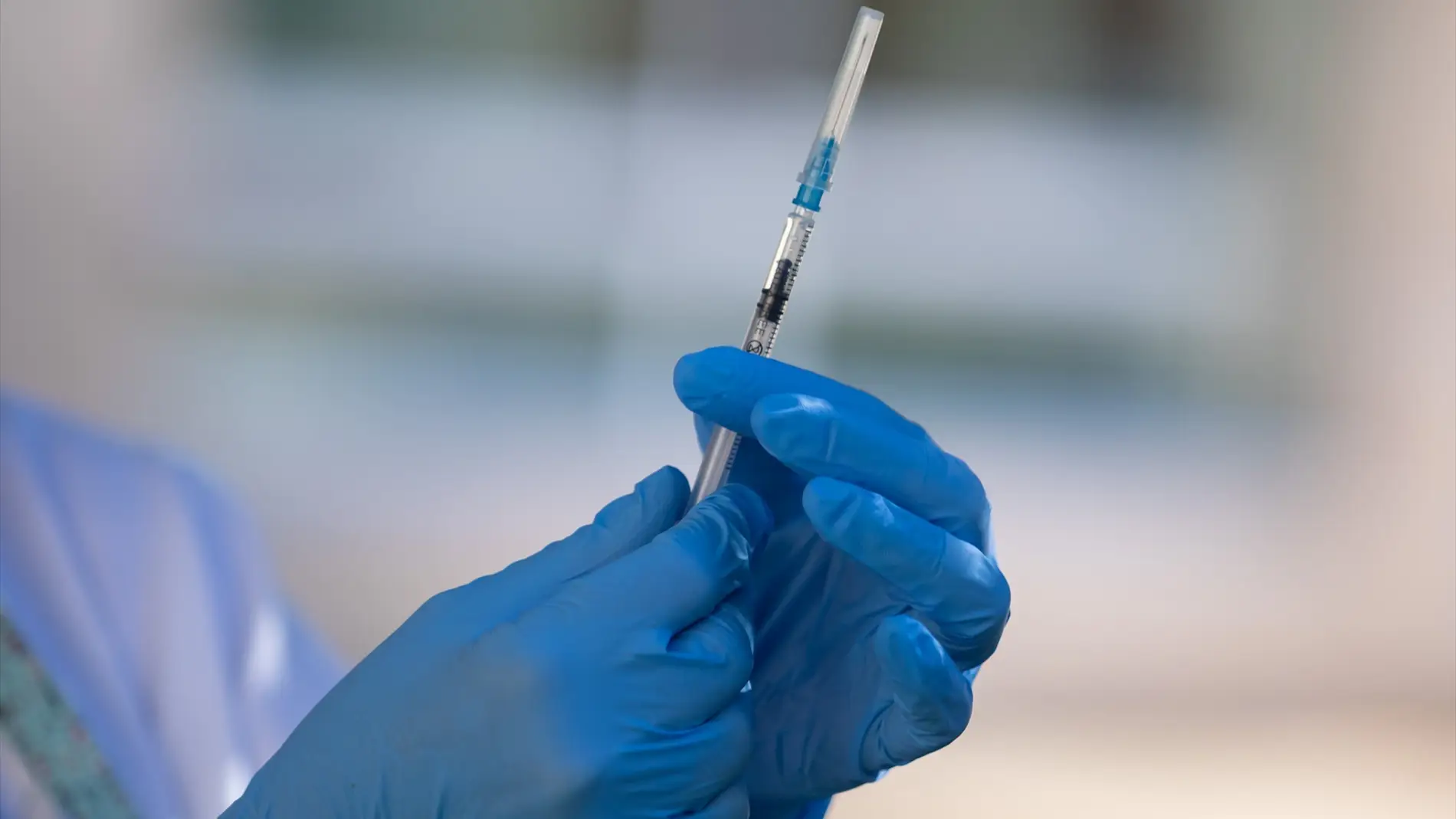 Una sanitaria prepara la vacuna durante el inicio de la campaña de vacunación.