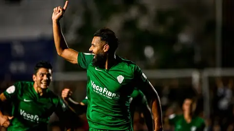 Mourad celebra el primer gol en la eliminatoria ante el CE Europa Mourad celebra el primer gol en la eliminatoria ante el CE Europa