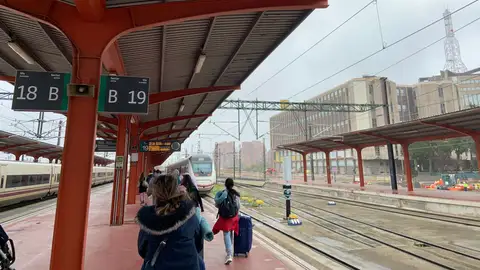 Tren entre Madrid y Salamanca en la estación de Madrid-Chamartín-Clara Campoamor Tren entre Madrid y Salamanca en la estación de Madrid-Chamartín-Clara Campoamor