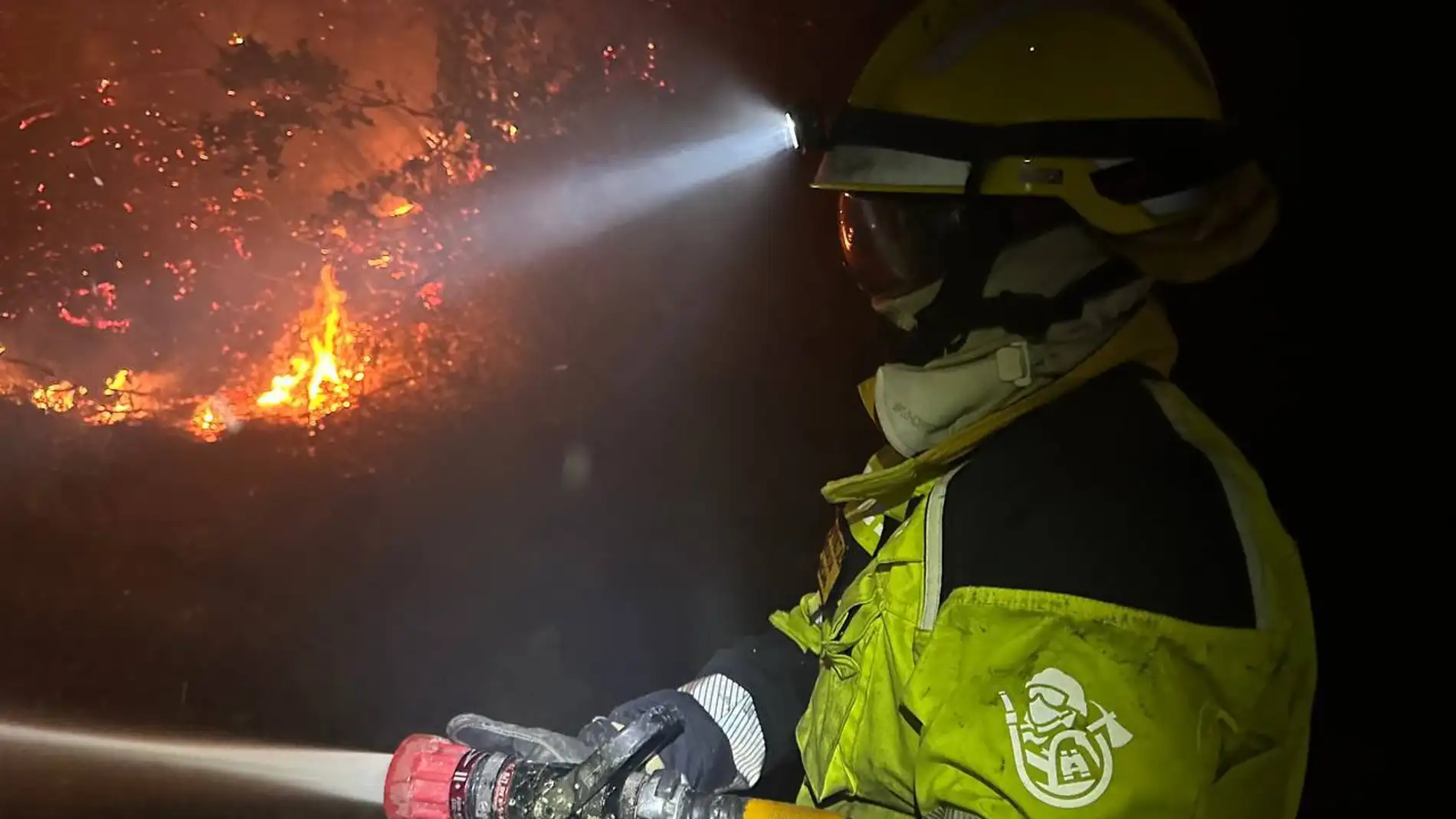 Medios terrestres y aéreos trabajan para consolidar el perímetro del incendio de Montixelvo