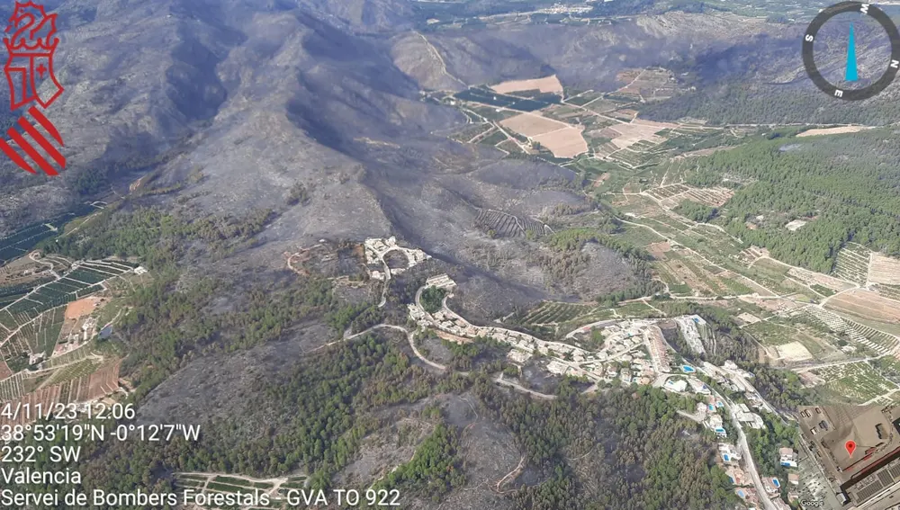 Imágenes aéreas realizadas el sábado desde el helicóptero de coordinación sobrevolando el incendio forestal de Montitxelvo, y en las que se aprecia la situación actual