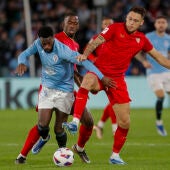 Bamba y Ocampos luchan por un balón durante el Celta - Sevilla