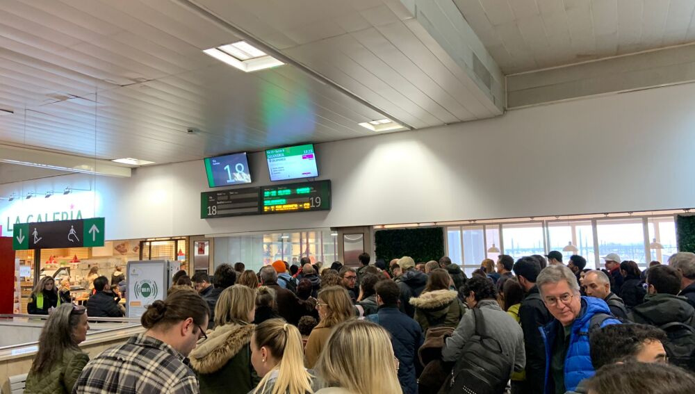 Pasajeros esperando en la estación de Madrid-Chamartín-Clara Campoamor