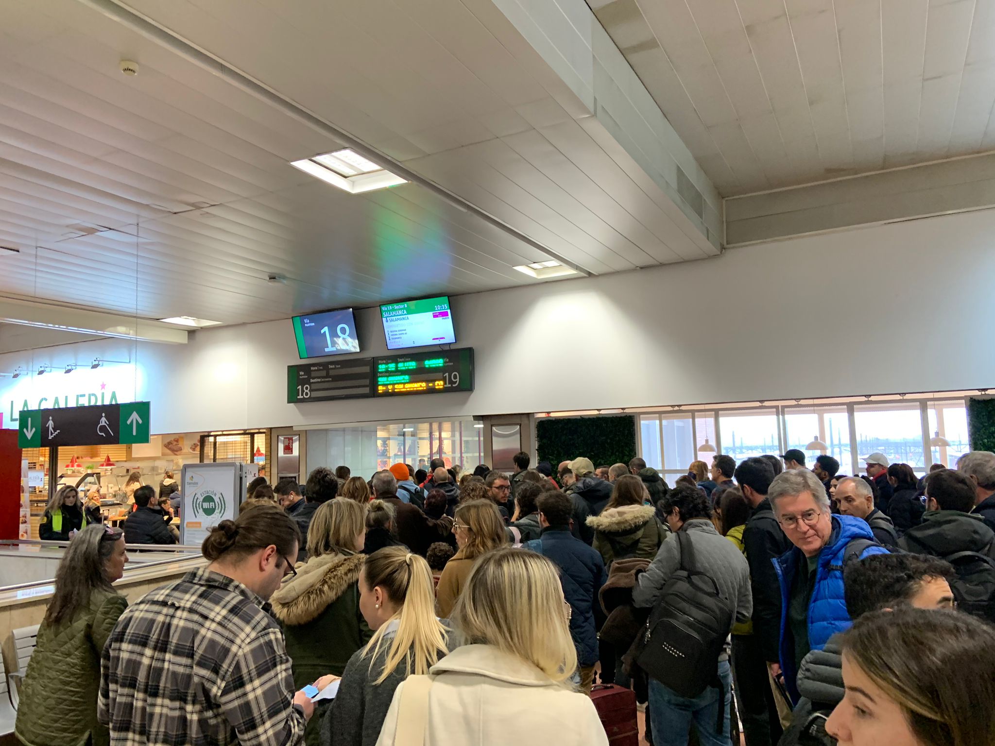 Una avería colapsa la estación de Chamartín y retrasa múltiples viajes de alta velocidad a Comunidad Valenciana Una avería colapsa la estación de Chamartín y retrasa múltiples viajes de alta velocidad a Comunidad Valenciana