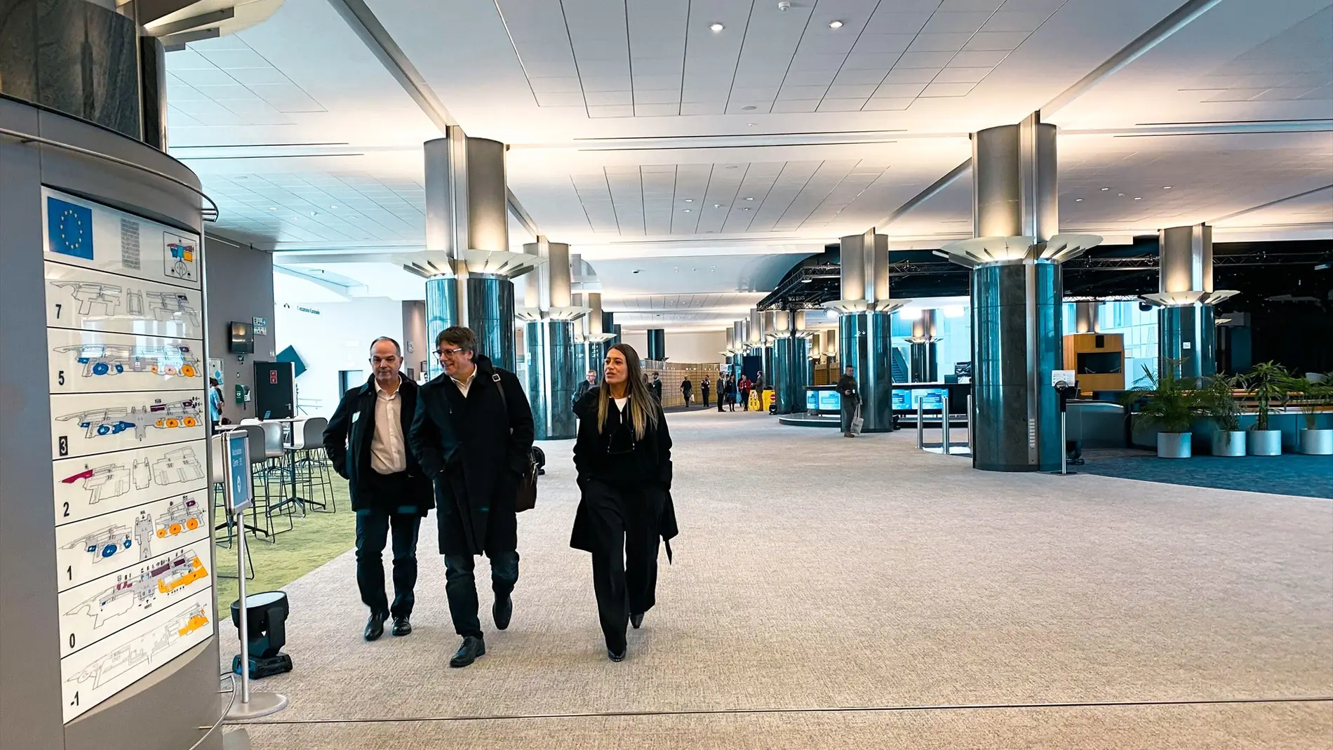 Jordi Turull, Carles Puigdemont y Miriam Nogueras en los pasillos del Parlamento Europeo
