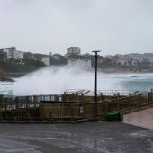 Olas en Santander por el temporal en Cantabria