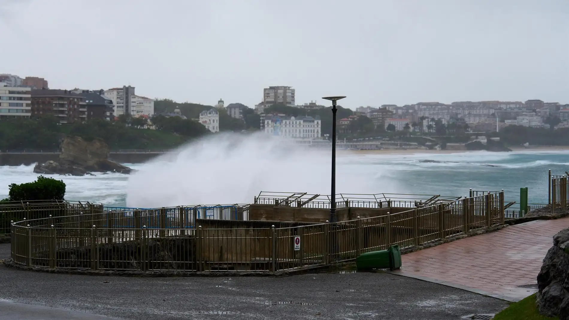 Olas en Santander por el temporal en Cantabria