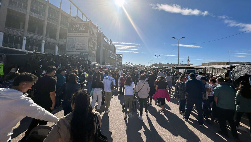 Mercadillo del estadio Martínez Valero de Elche el día de su reapertura.