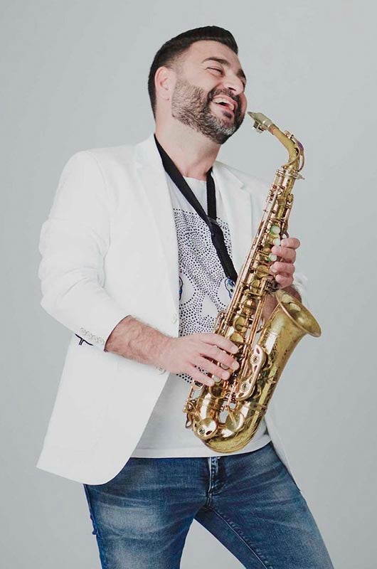 Diego SoloSaxo: "Entre bodas y romerías he debido actuar ya para media Cantabria" Diego SoloSaxo: "Entre bodas y romerías he debido actuar ya para media Cantabria"