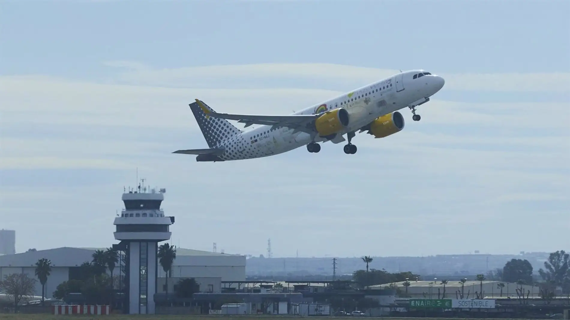 Un avión despega del Aeropuerto de Sevilla, en foto de archivo.