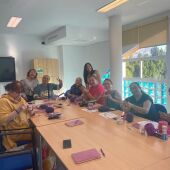 Taller violencia de género La Vila confección de mariposas