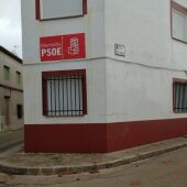 Fachada sede PSOE Membrilla manchada por el lanzamiento de huevos y tomates