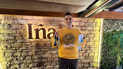 El remero Adrián Miramón en el Asador Iñaki El remero Adrián Miramón en el Asador Iñaki