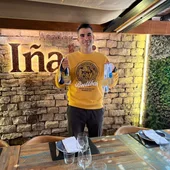 El remero Adrián Miramón en el Asador Iñaki El remero Adrián Miramón en el Asador Iñaki