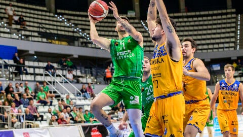 Una jugada del Amics Castell&oacute;-Alimerka Oviedo Baloncesto