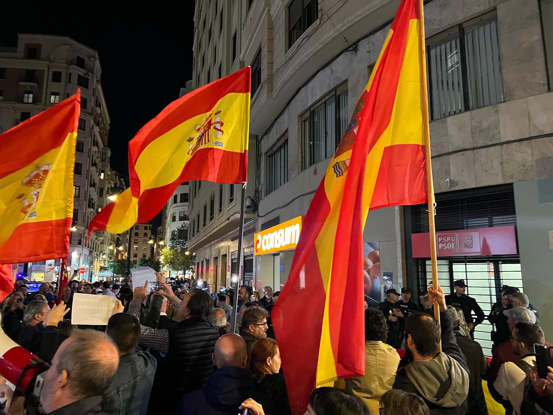 El PSPV alerta de los "discursos de odio" y Vox apoya las manifestaciones ante las sedes socialistas El PSPV alerta de los "discursos de odio" y Vox apoya las manifestaciones ante las sedes socialistas