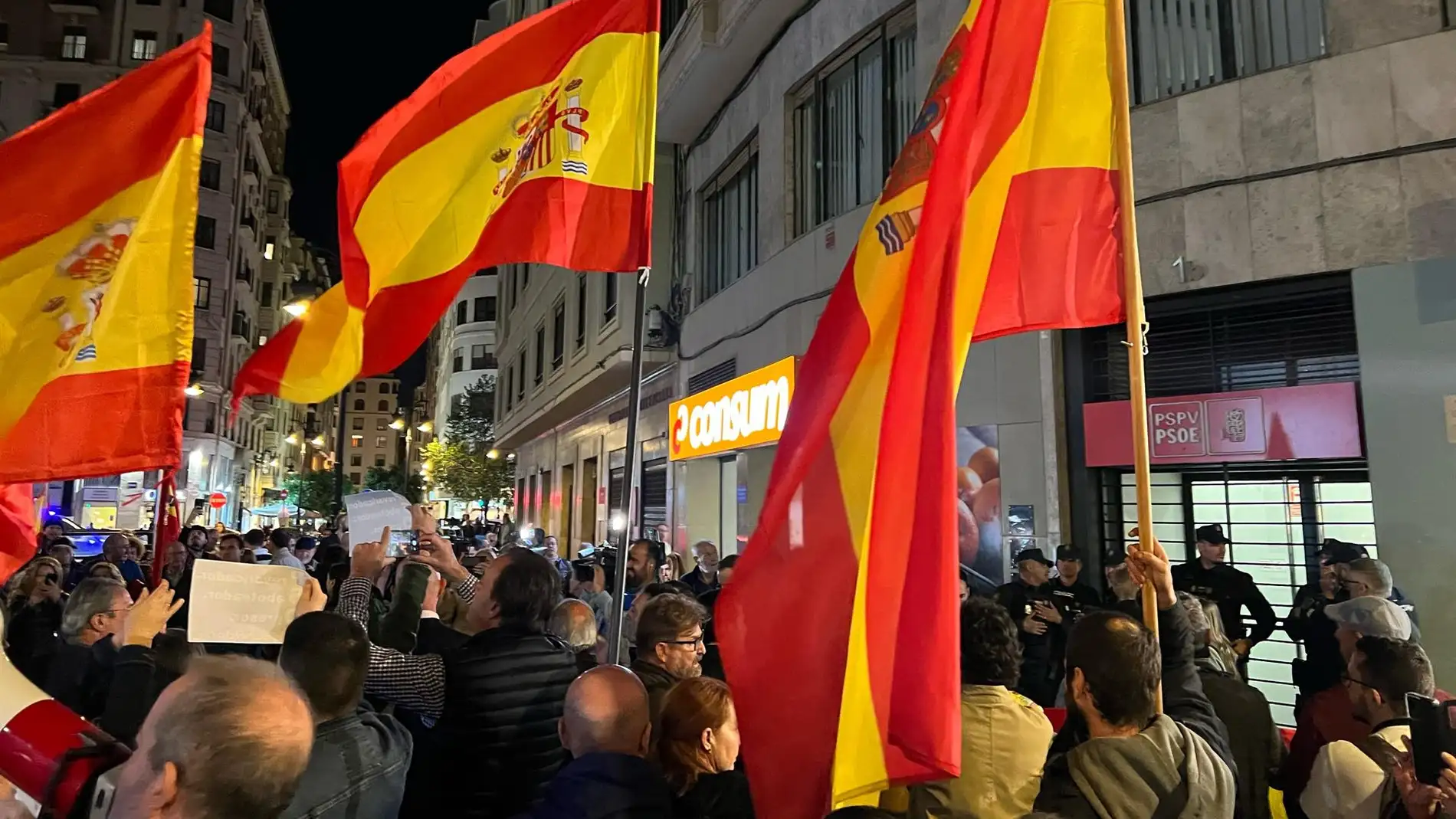 El PSPV alerta de los "discursos de odio" y Vox apoya las manifestaciones ante las sedes socialistas 