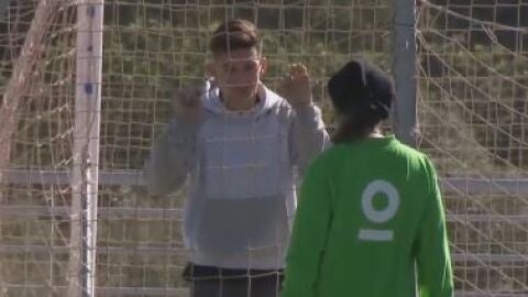 Pepelu se acerca a Buñol saludar a sus ex compañeros del Levante