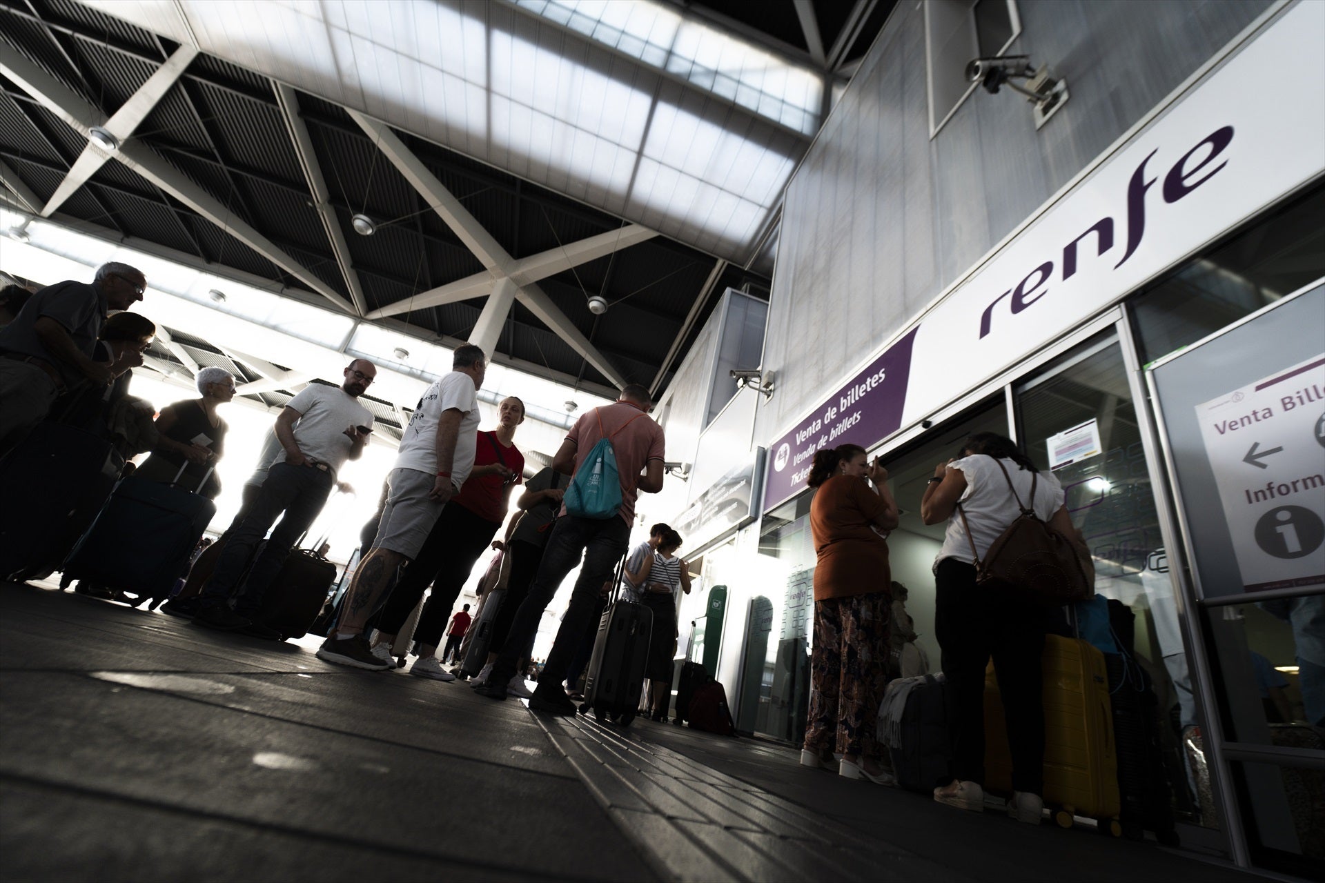 Los sindicatos de Renfe y Adif convocan cinco días de huelga contra el traspaso de Rodalies Los sindicatos de Renfe y Adif convocan cinco días de huelga contra el traspaso de Rodalies