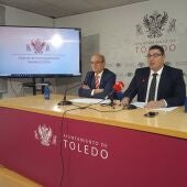 Los concejales José Vicente García y Juan María Marín en el Ayuntamiento de Toledo