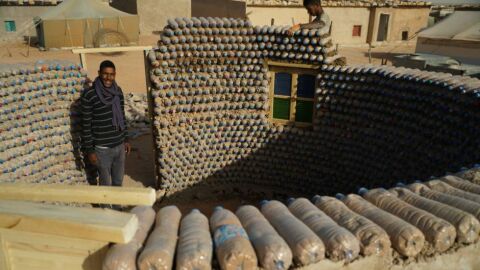 Tadeh Lehbib, conocido como 'El loco del desierto' por su aplaudido proyecto de crear viviendas con botellas de pl&aacute;stico y arena en los campos de refugiados del Sahara