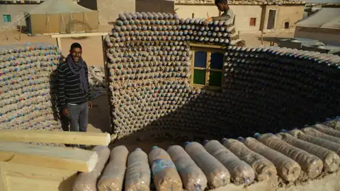 Tadeh Lehbib, conocido como 'El loco del desierto' por su aplaudido proyecto de crear viviendas con botellas de plástico y arena en los campos de refugiados del Sahara Tadeh Lehbib, conocido como 'El loco del desierto' por su aplaudido proyecto de crear viviendas con botellas de plástico y arena en los campos de refugiados del Sahara