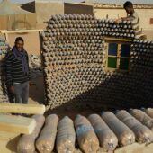 Tadeh Lehbib, conocido como 'El loco del desierto' por su aplaudido proyecto de crear viviendas con botellas de plástico y arena en los campos de refugiados del Sahara
