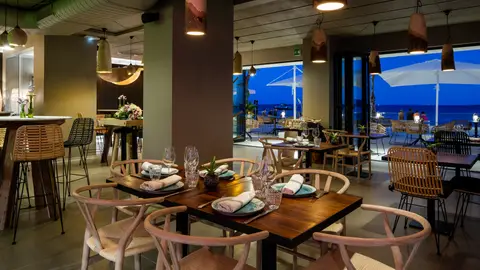El restaurante 180º Ibiza Gastrobar está ubicado en el edificio Sud Ibiza Suites, en el Passeig ses Pitiüses de la ciudad de Ibiza El restaurante 180º Ibiza Gastrobar está ubicado en el edificio Sud Ibiza Suites, en el Passeig ses Pitiüses de la ciudad de Ibiza