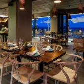 El restaurante 180º Ibiza Gastrobar está ubicado en el edificio Sud Ibiza Suites, en el Passeig ses Pitiüses de la ciudad de Ibiza
