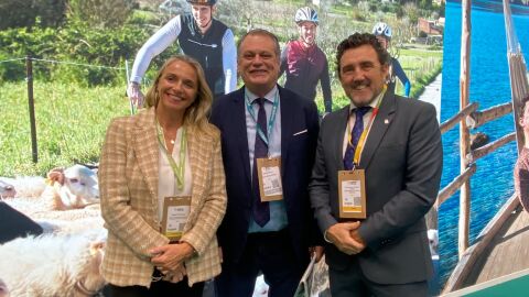 El alcalde de Calvi&agrave;, Juan Antonio Amengual (izquierda) junto a agentes tur&iacute;sticos en la WTM de Londres