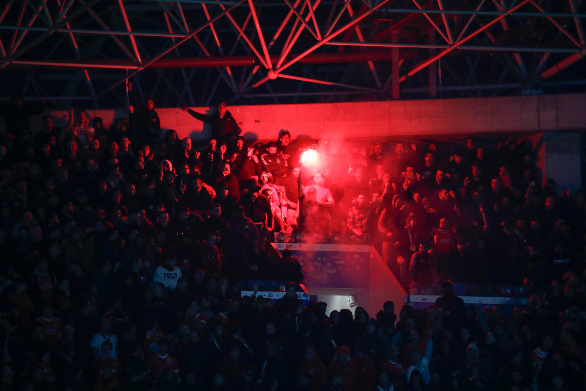 El vergonzoso momento en el que radicales del Benfica lanzan bengalas a la grada realista en Anoeta El vergonzoso momento en el que radicales del Benfica lanzan bengalas a la grada realista en Anoeta