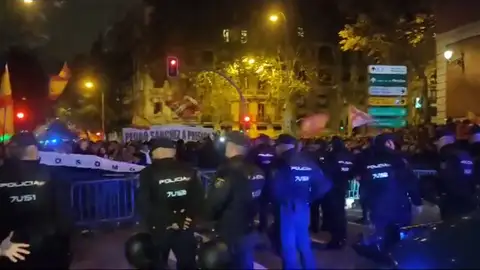 La Policía corta Ferraz con la llegada de cientos de manifestantes