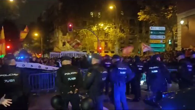 La Policía corta Ferraz con la llegada de cientos de manifestantes La Policía corta Ferraz con la llegada de cientos de manifestantes