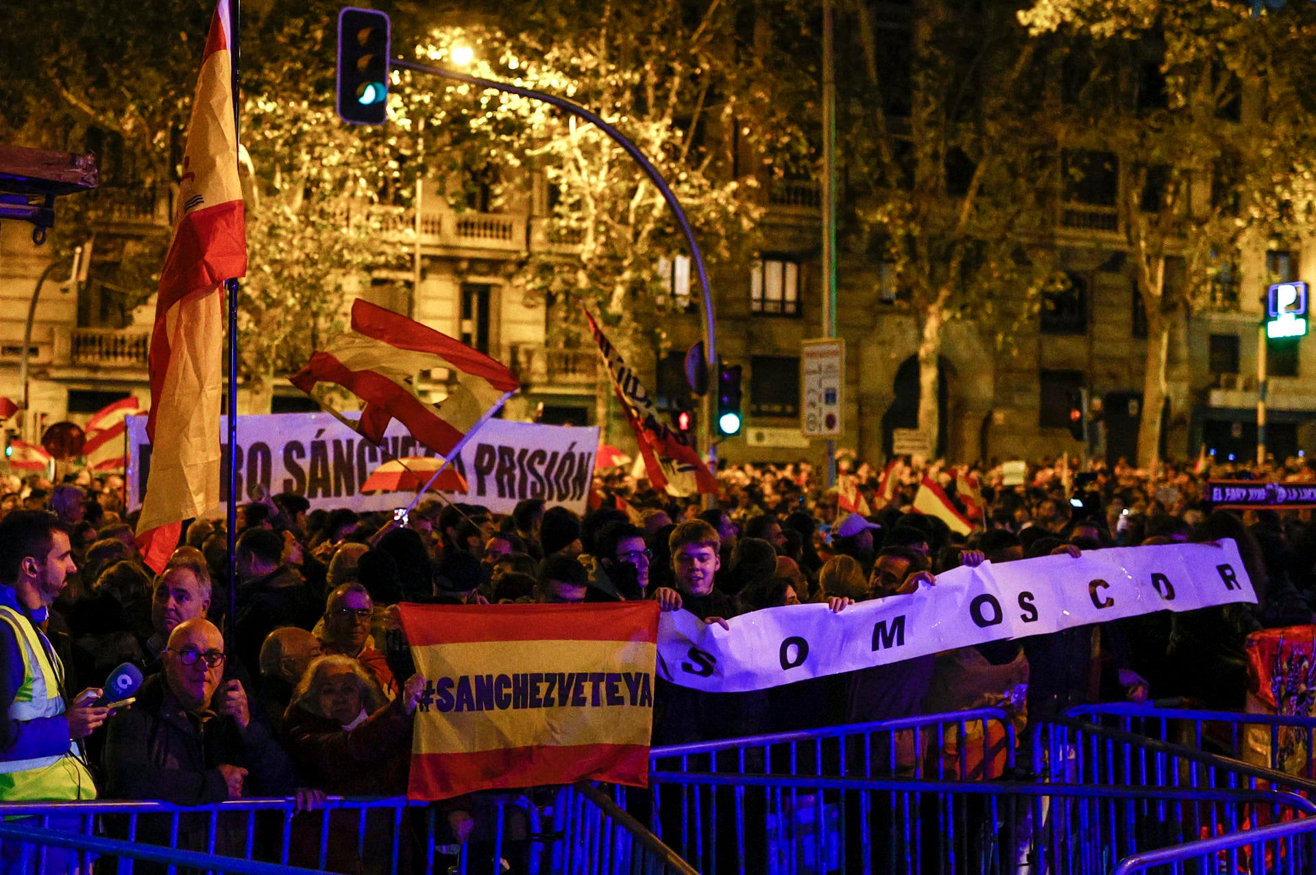 La sexta noche de protestas en Ferraz reúne a unas 1.500 personas en una jornada sin incidentes La sexta noche de protestas en Ferraz reúne a unas 1.500 personas en una jornada sin incidentes