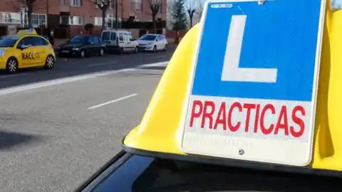 Un coche de autoescuela Un coche de autoescuela