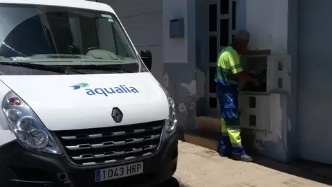 Aqualia alerta de una estafa a través del cambio de contadores de agua Un operario de Aqualia en tareas de mantenimiento.